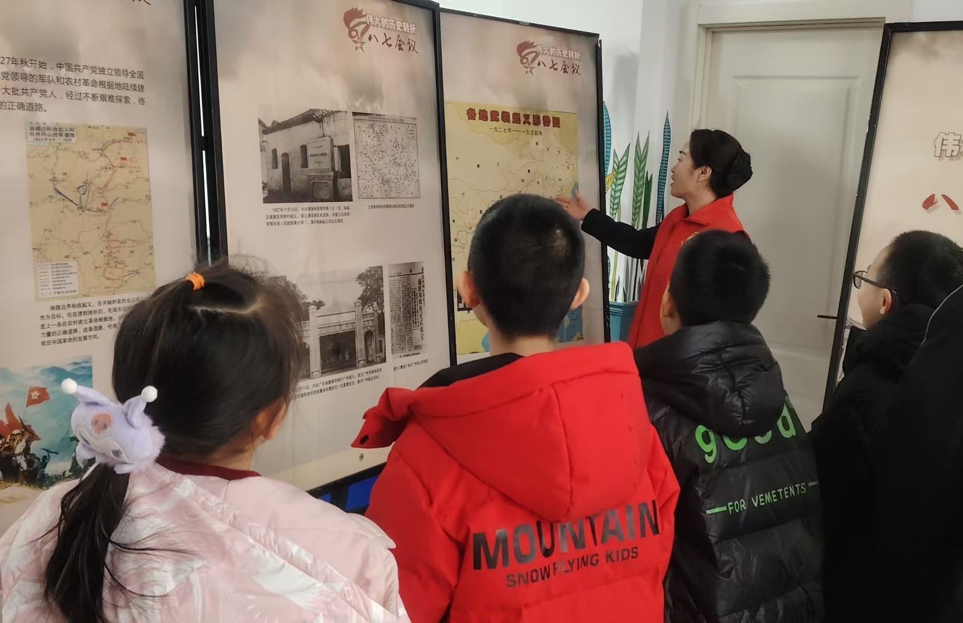 黑龙江省牡丹江市绥芬河市绥芬河镇铁西社区关工委开展“关工委助力青少年 参观展板学党史”参观活动