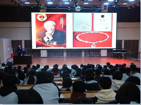 王小谟之子王岷到贵州省黔南州都匀市都匀民中宣讲先进事迹