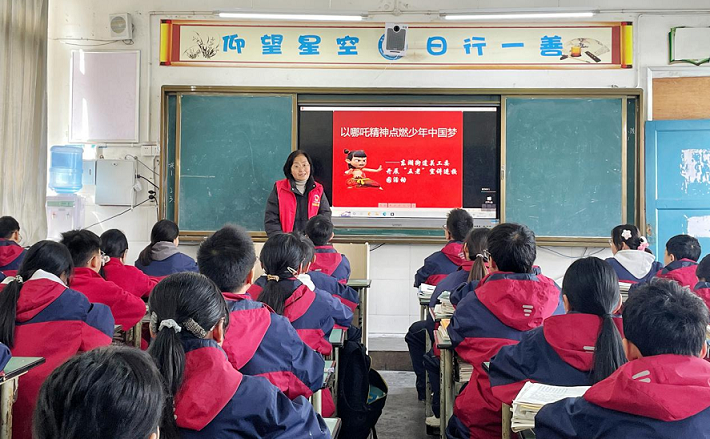 “以哪吒为精神 点燃少年中国梦”——自贡市富顺县东湖街道关工委开展德育教育课