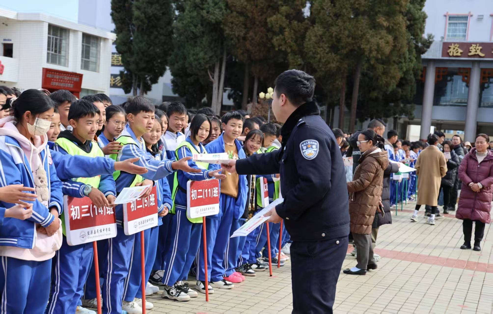 四川省凉山州盐源县民族中学校开展法制进校园知识宣讲暨安全警示教育大会