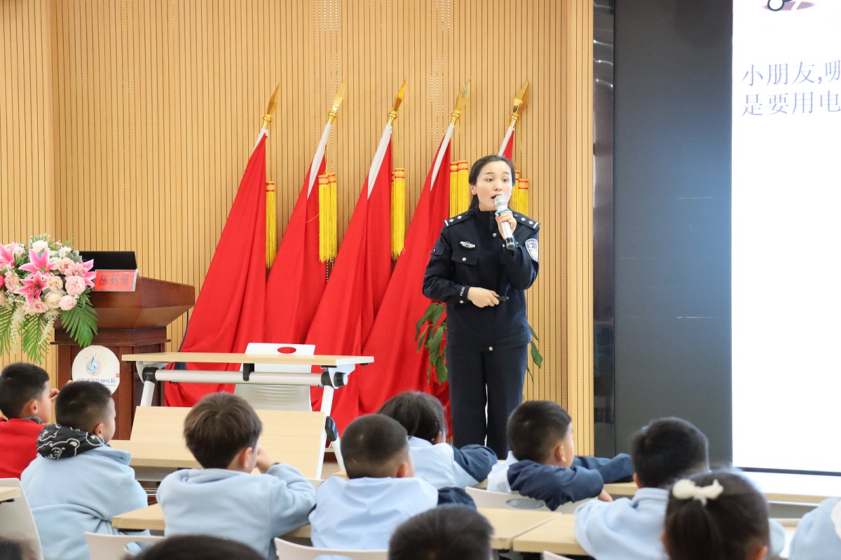 安全守护  携手“童”行 ——贵州省福泉市第三幼儿园关工委开展安全教育活动