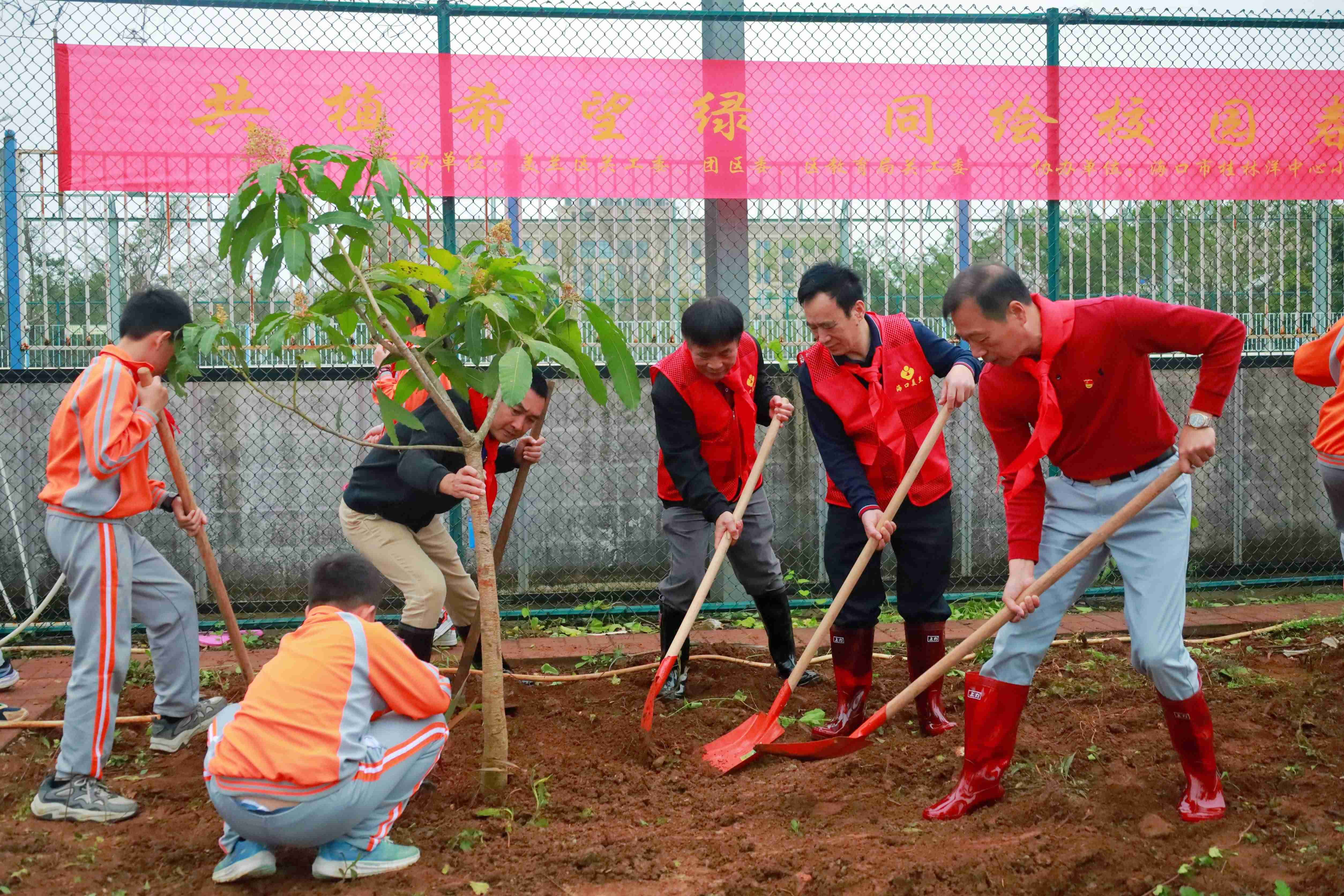 共植希望绿 同绘校园春 ——海南省海口市美兰区关工委领导到海口市桂林洋中心小学开展 植树节主题教育实践活动