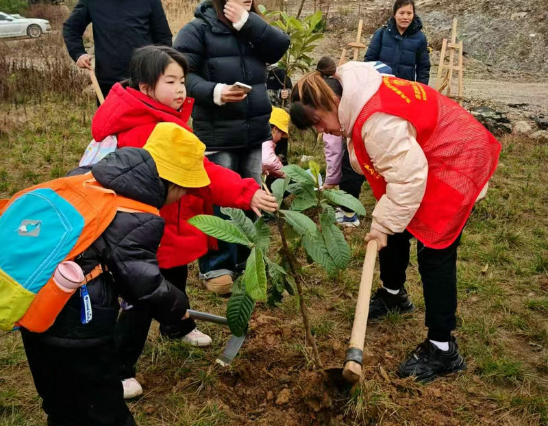 贵州省贵阳市乌当区东风镇麦穰村关工委开展植树采风活动