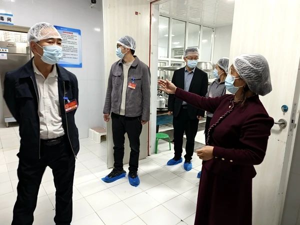 “两代表一委员”走进四川省山州宁南县机关幼儿园参与食堂食品安全及校园安全专项检查