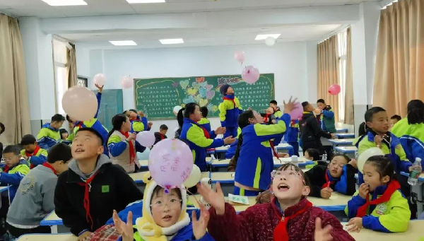 四川省凉山州喜德县关工委赴城关小学开展心理健康关爱日活动