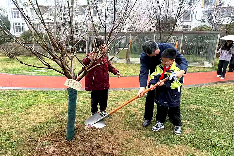 江苏省南京市玄武区樱驼花园社区关工委联合开展“樱约春光，共植希望”植树节活动