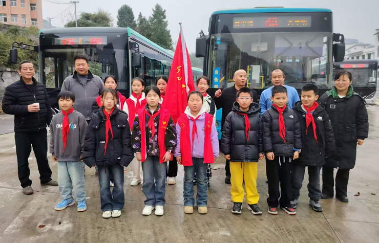 湖南省湘西州吉首市社塘坡学校关工委：雷锋精神伴我行，热茶杯杯暖人心