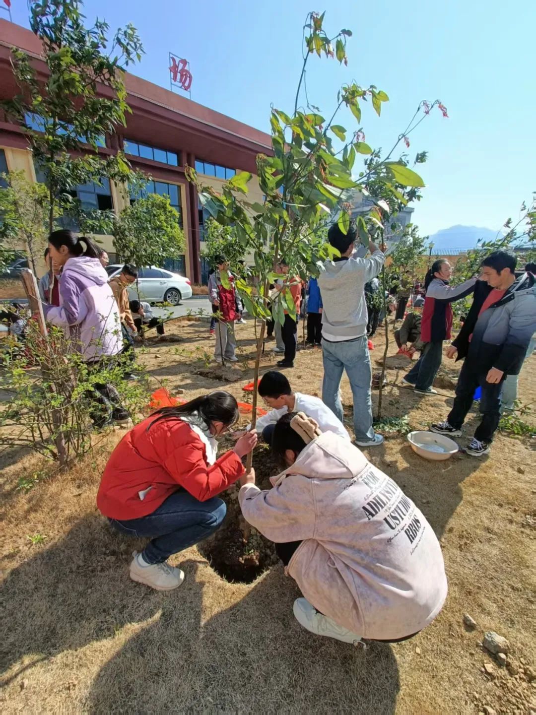 四川省凉山州雷波县关工委联合雷波县锦屏初级中学开展“绿意盎然，共植希望”活动