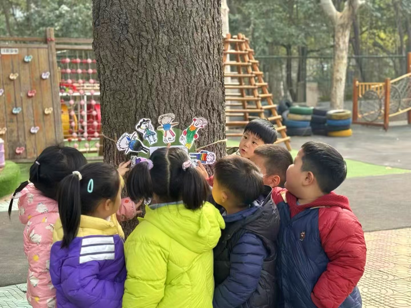徐州经开区徐庄镇周庄村关工委开展“春日护绿总动员”植树节主题活动