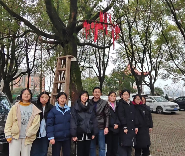 江西抚州崇仁县直中关工委组织“认养一棵树，共擎一片绿”活动