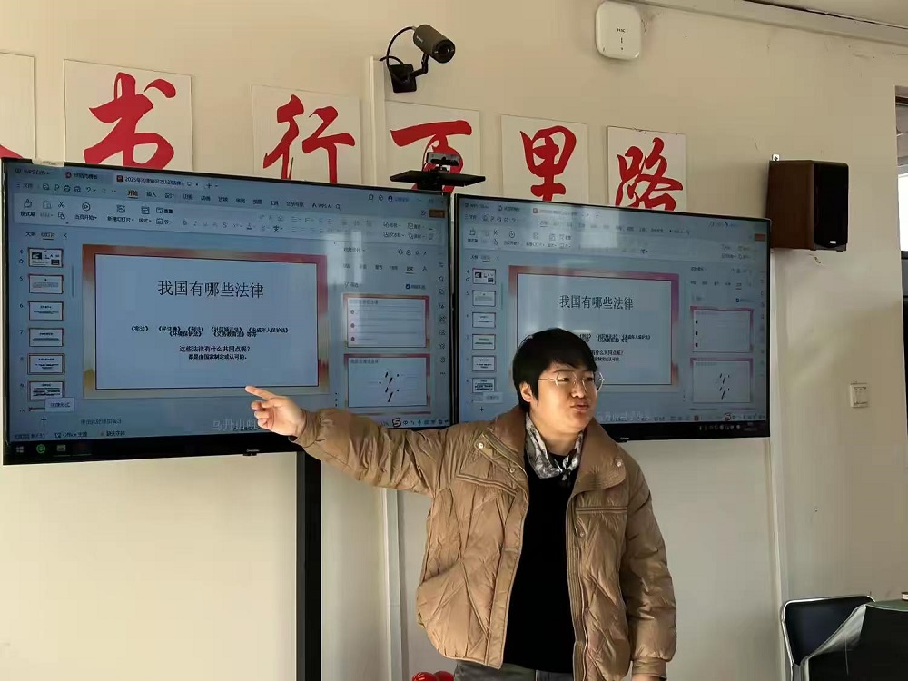 内蒙古自治区赤峰市翁牛特旗乌丹镇中心小学关工委开展“法律知识进校园”普法讲座活动