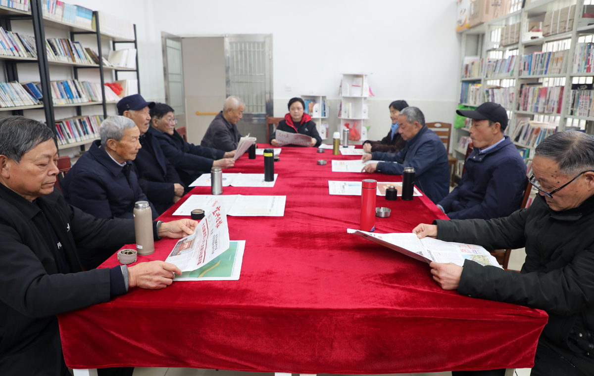 江苏宜兴市杨巷镇“五老”学习十四届全国人大三次会议文件精神