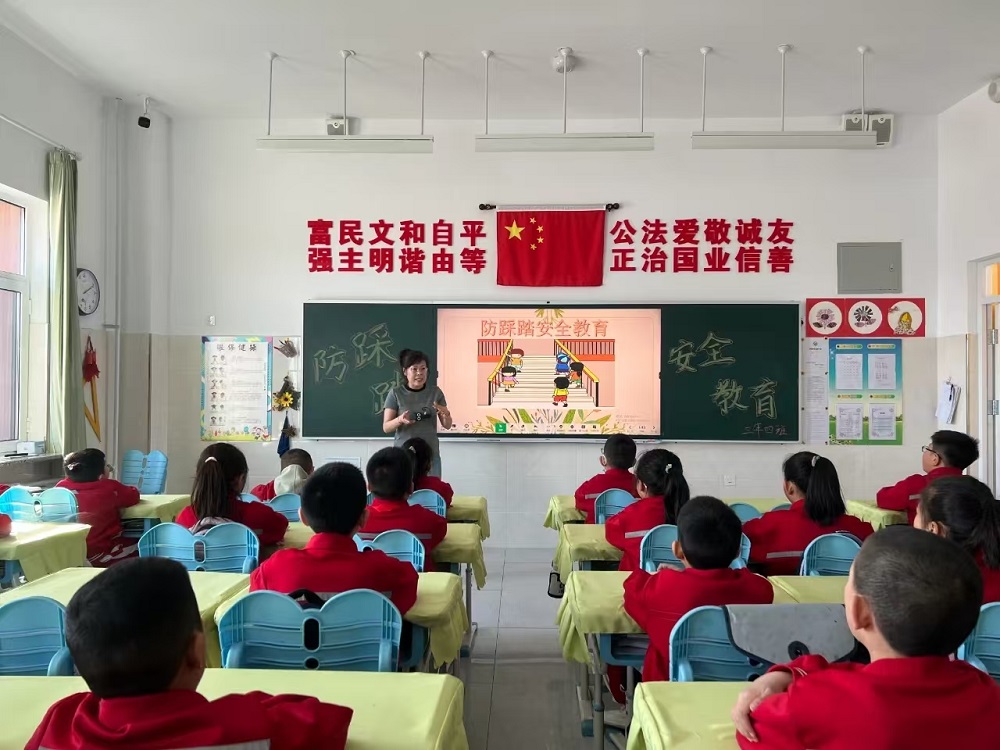  内蒙古自治区赤峰市翁牛特旗乌丹第六小学关工委开展防踩踏安全疏散演练守护平安校园