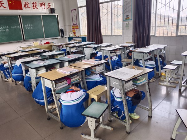 四川省凉山州宁南县多所学校关工委开展“防震减灾开学第一课”