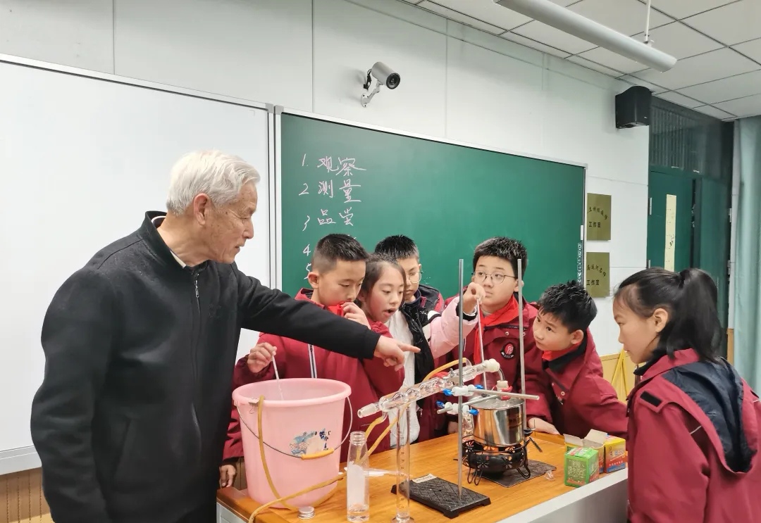 老工程师潘生有在杭州市天目少年工程院开展“甜酒酿变身记”科普活动