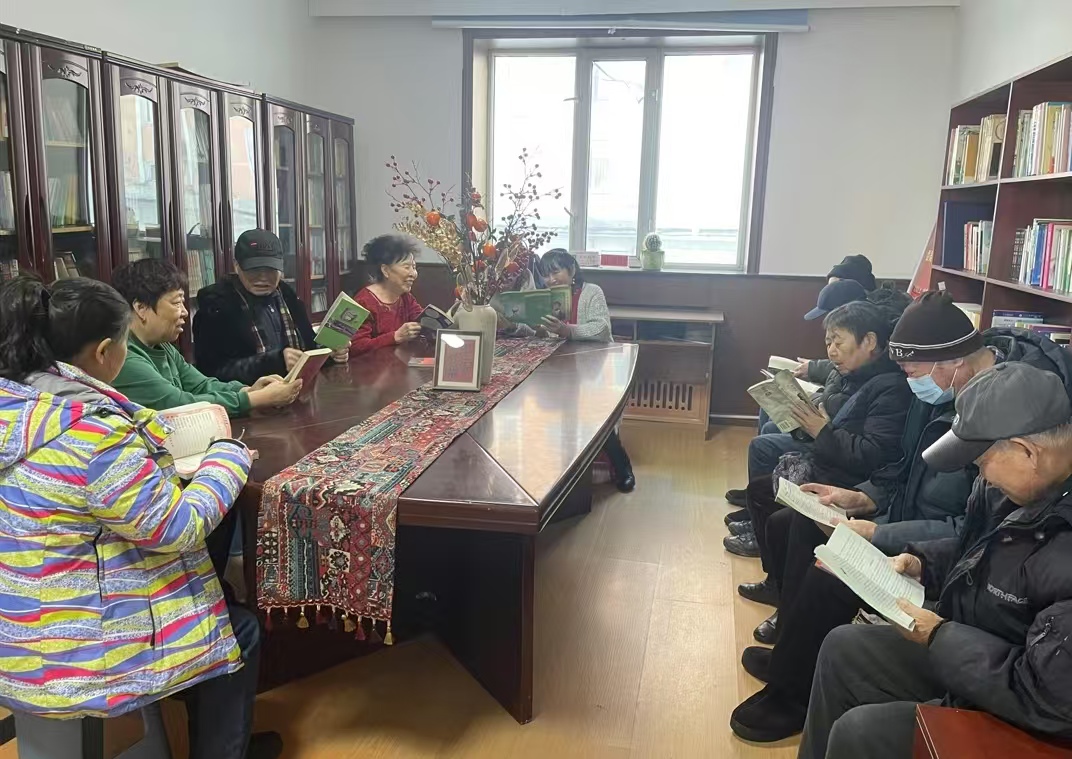 黑龙江省牡丹江市绥芬河市绥芬河镇友谊社区关工委开展“全民阅读进社区、悠悠书香沁人心”主题阅读活动