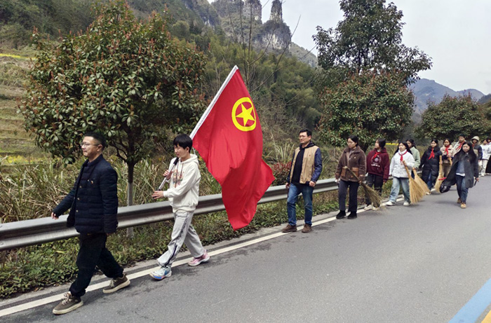 湖南省湘西州吉首市矮寨镇中学关工委开展学雷锋志愿服务活动