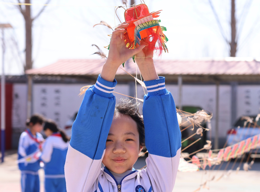 河北省邢台市广宗县举办“纸鸢追春·童趣绘蓝天”风筝节活动