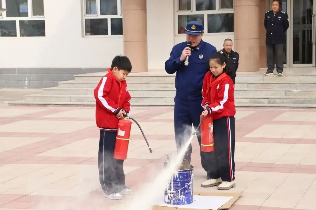 内蒙古自治区赤峰市翁牛特旗乌丹第三小学关工委开展消防安全疏散演练暨消防安全知识讲座活动