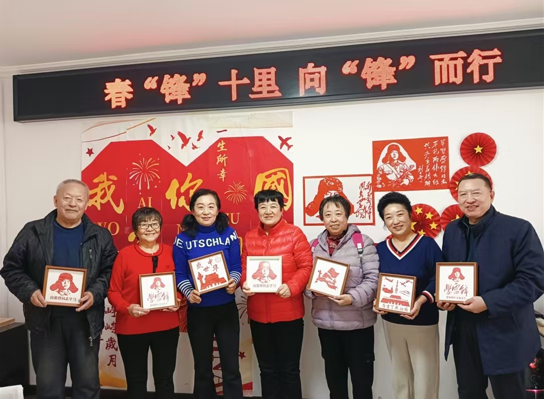 黑龙江省牡丹江市绥芬河市绥芬河镇永安社区关工委以雷锋为主题举办“春‘锋’十里，向‘锋’而行”制做非遗竹编画活动