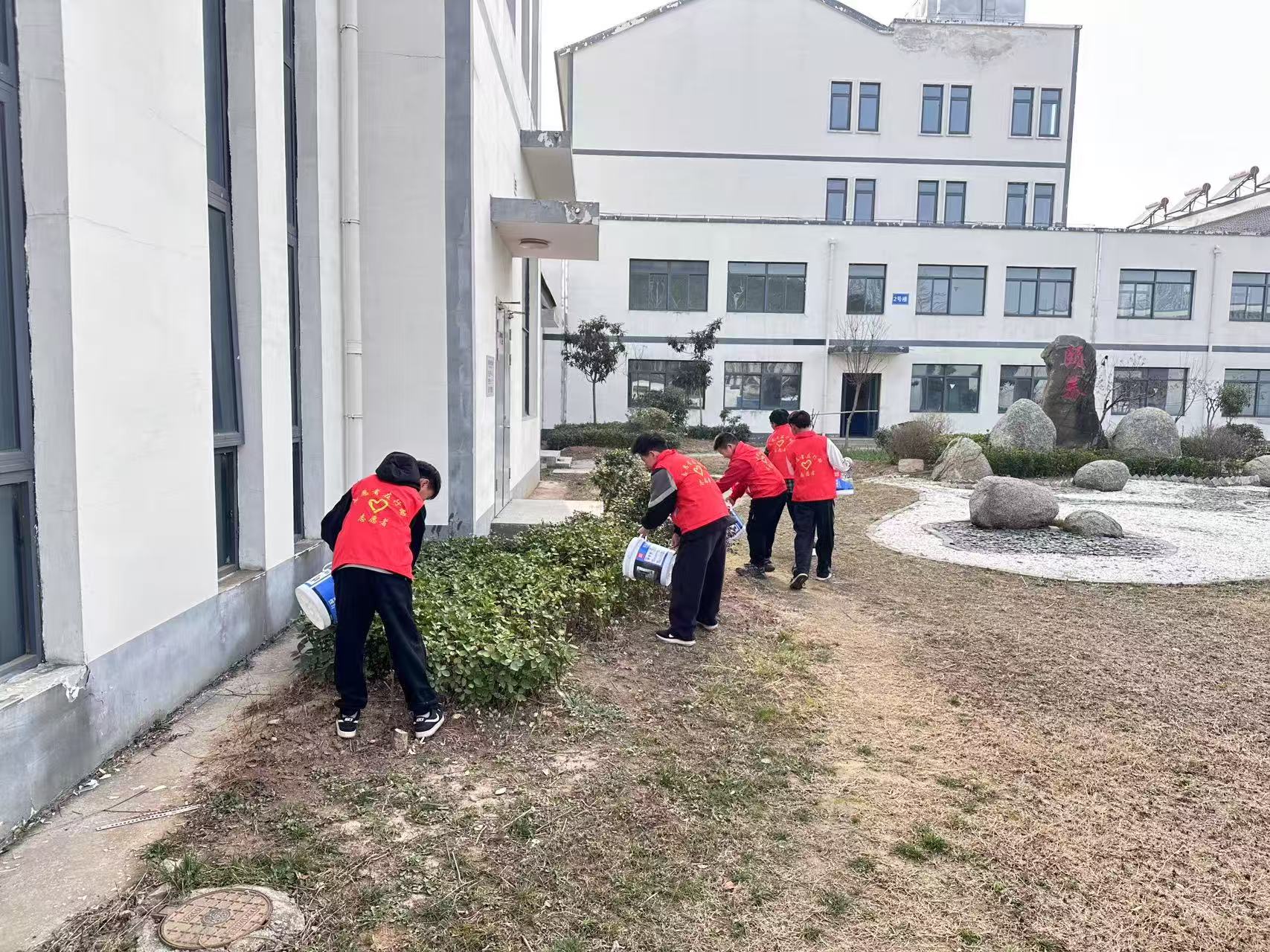 江苏省徐州市铜山区汉王镇虎腰小学关工委组织志愿者开展“雷锋月”爱心志愿服务活动
