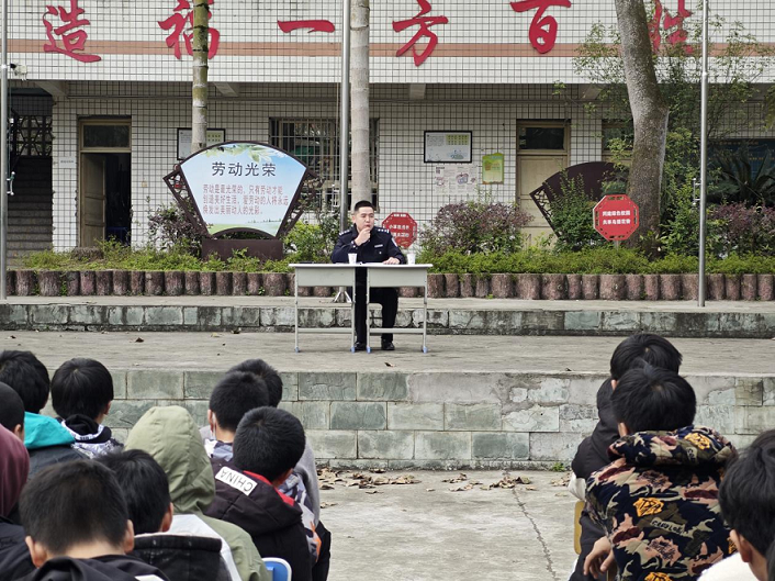 自贡市富顺县古佛镇许家九年制学校开展法治教育专题讲座