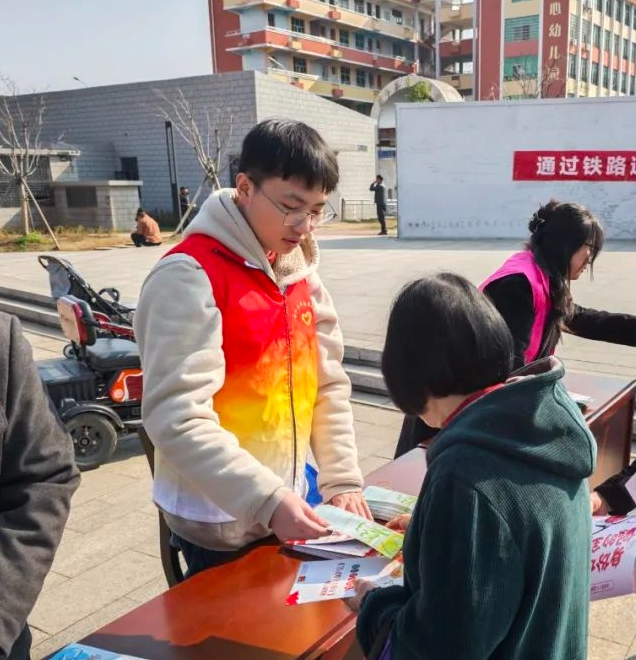 江西抚州崇仁县委关工委联合多单位在县人民广场共同开展平安建设主题宣传活动
