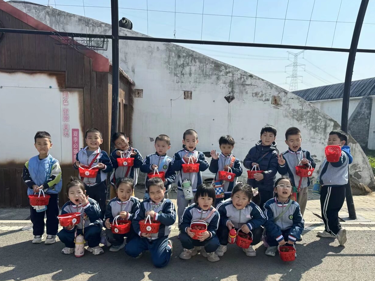 徐州经开区徐庄镇周庄村关工委开展“亲近自然 欢乐采摘”实践活动