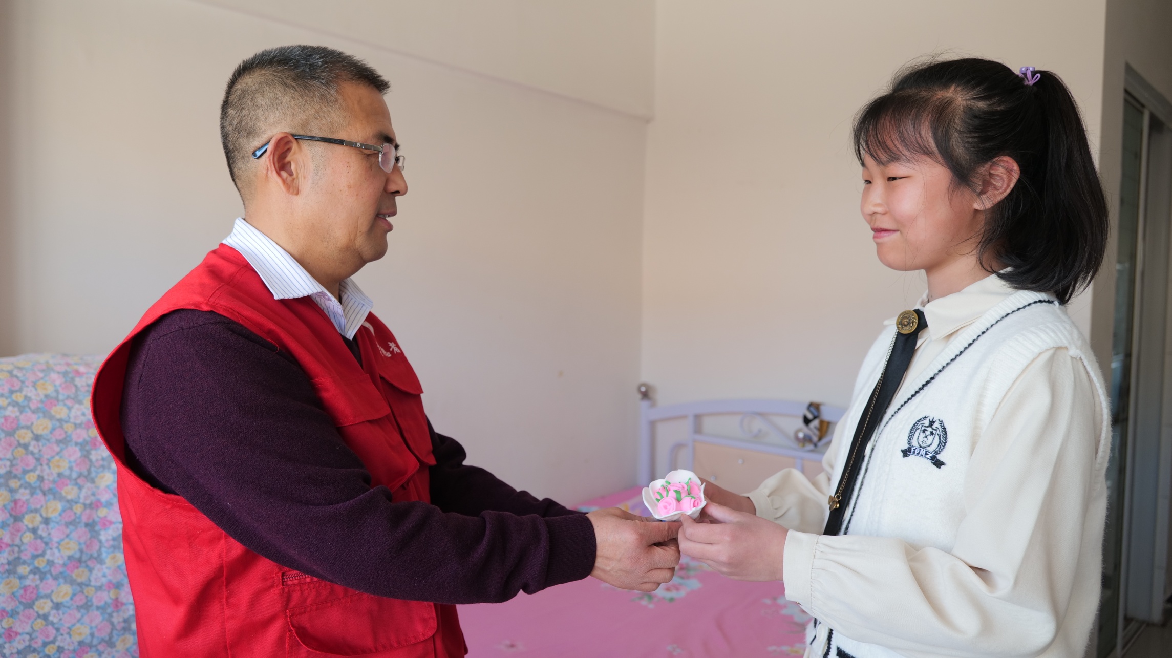 一朵泥花 一封书信寄托孩子的感恩情怀 ——内蒙古自治区赤峰市元宝山区草原蓝哈达协会关工委助困活动
