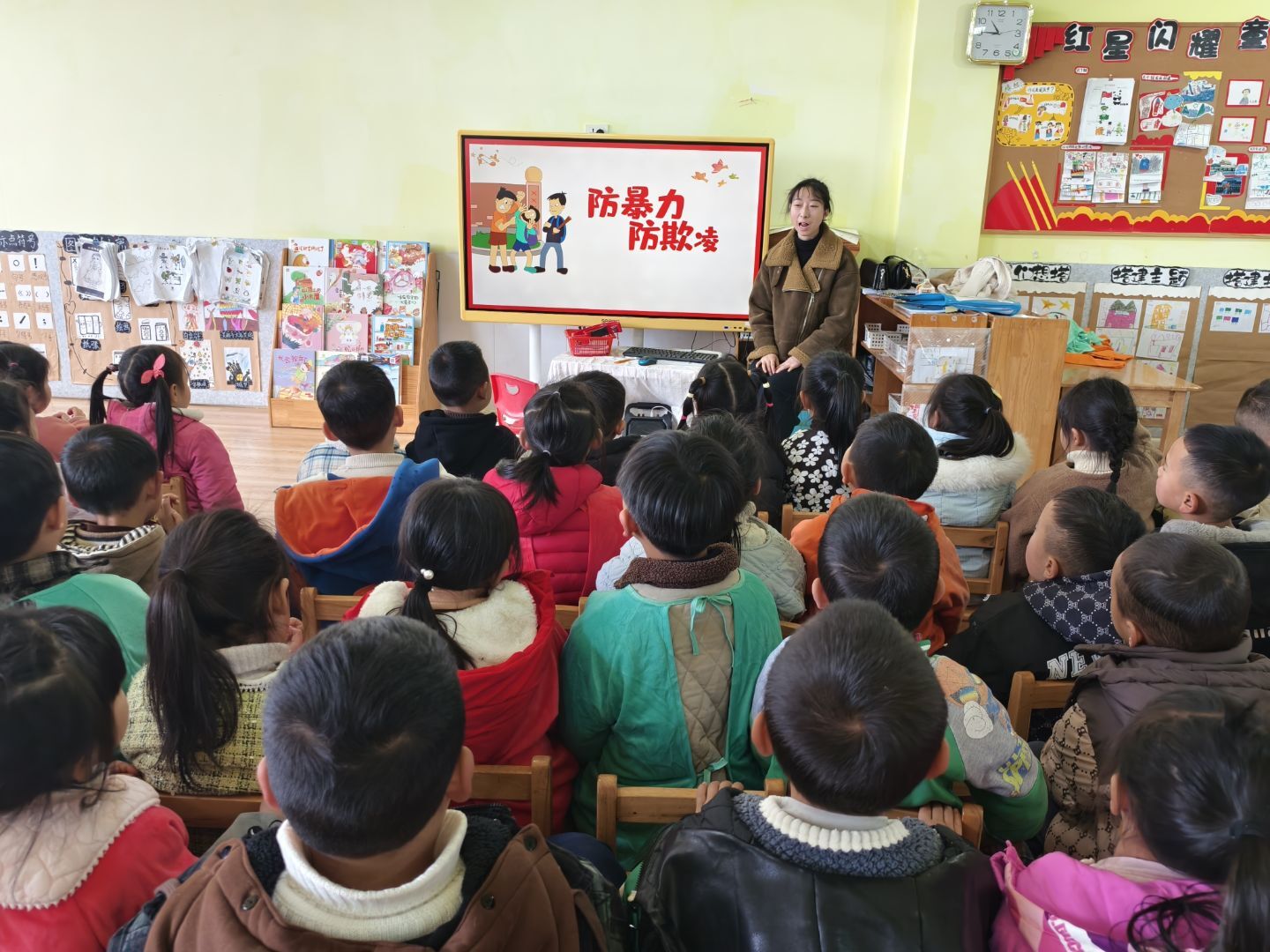 以“练”筑防 安全护航 ——贵州省福泉市牛场幼儿园反恐防暴应急演练活动