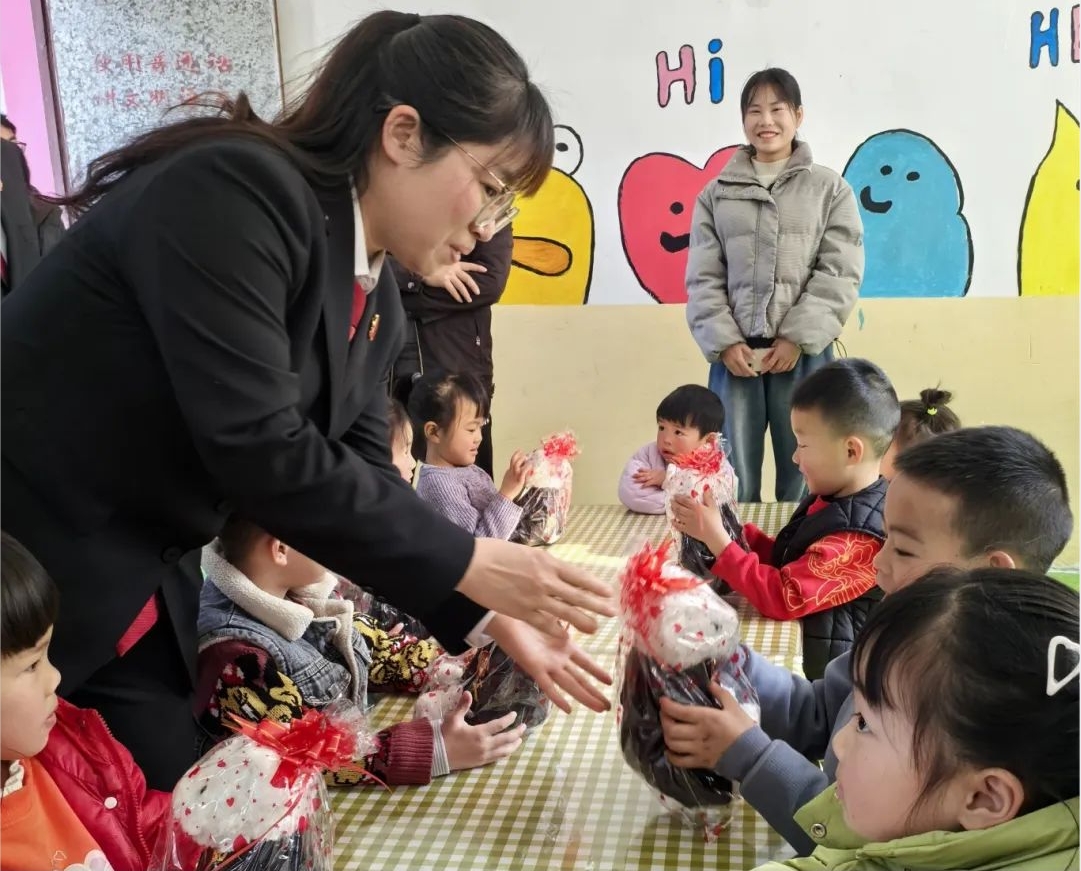 普法宣传护成长 校园慰问暖童心——贵州省黔南州独山县人民法院关工委开展关爱留守儿童活动