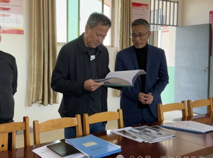 江西抚州市关工委主任谢发明深入崇仁县六家桥乡调研指导基层关工委组织建设