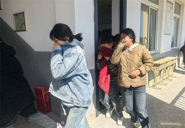 江苏省徐州市铜山区汉王镇西沿小学关工委开展消防疏散演练