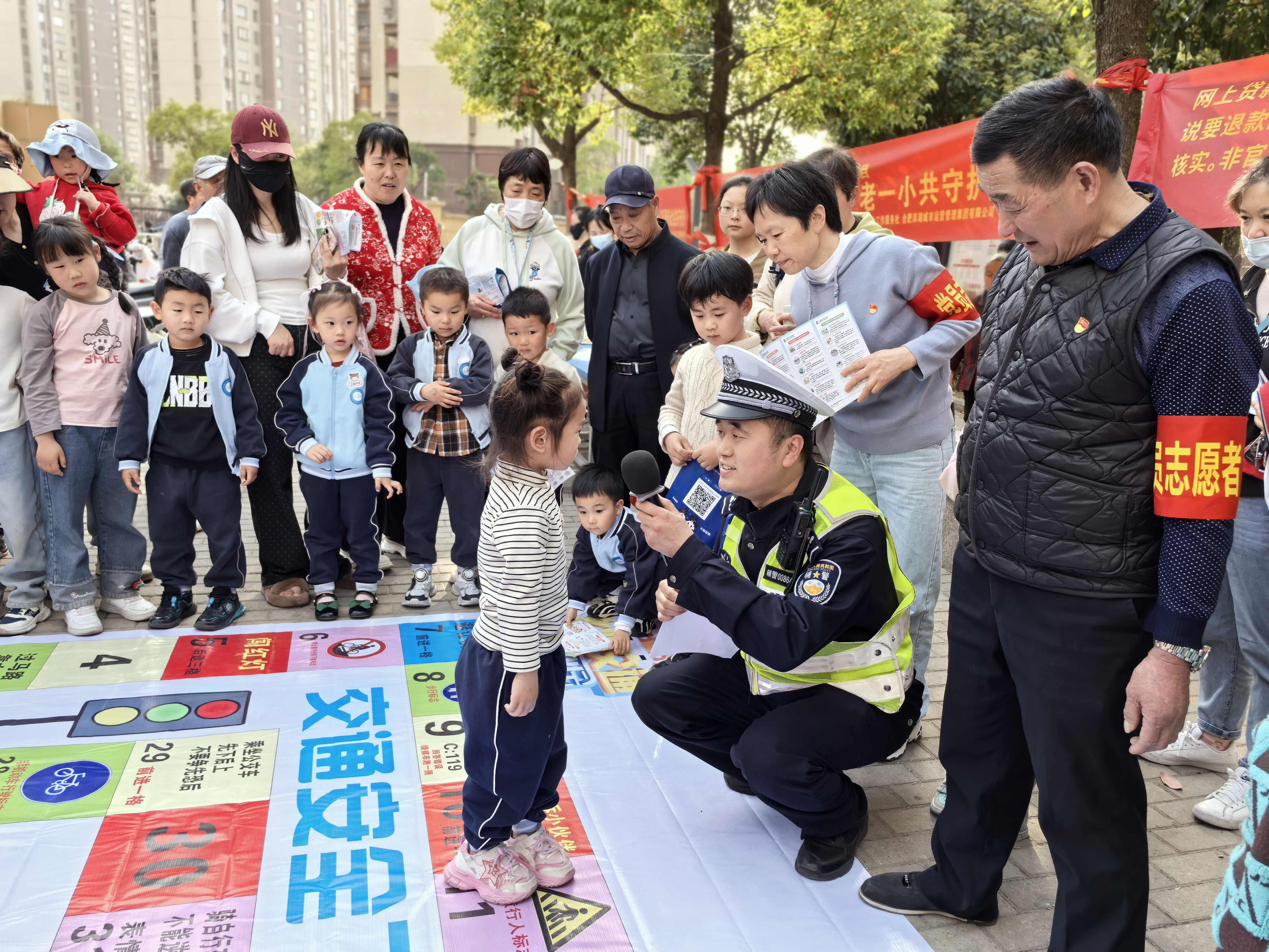 安徽省合肥市烟墩街道欣园社区关工委开展“交通安全伴我行‘一老一小’共守护”为主题的交通安全宣传活动