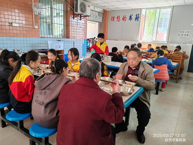 四川省自贡市富顺县人大机关关工委到永年镇沙罗小学开展调研工作