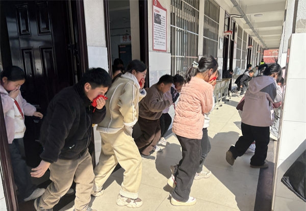 江苏省徐州市铜山区汉王镇北望小学关工委开展消防安全演练，共筑校园安全防线