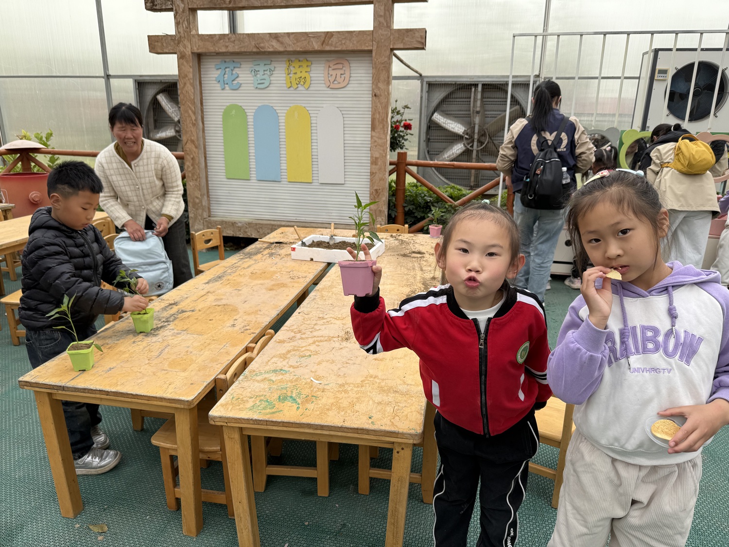 徐州经济技术开发区徐庄镇龙田村关工委联合辖区幼儿园开展“播种希望·‘植’得期待”