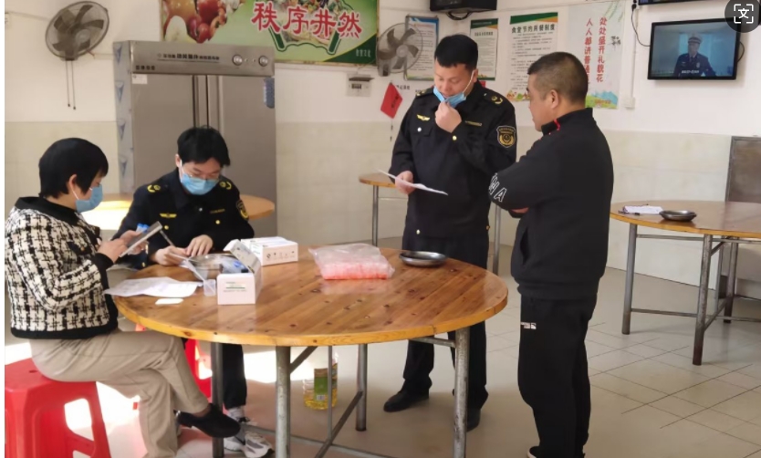 江西抚州崇仁县市场监督管理局关工委开展校园食堂餐饮具快检行动
