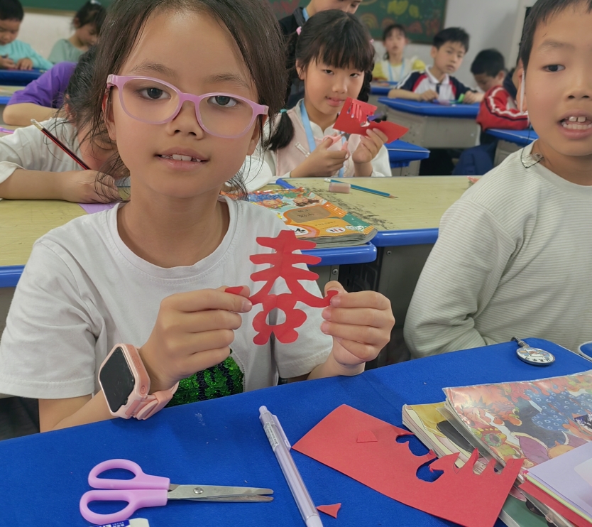 江西抚州崇仁县黄洲学校关工委开展剪“春”活动