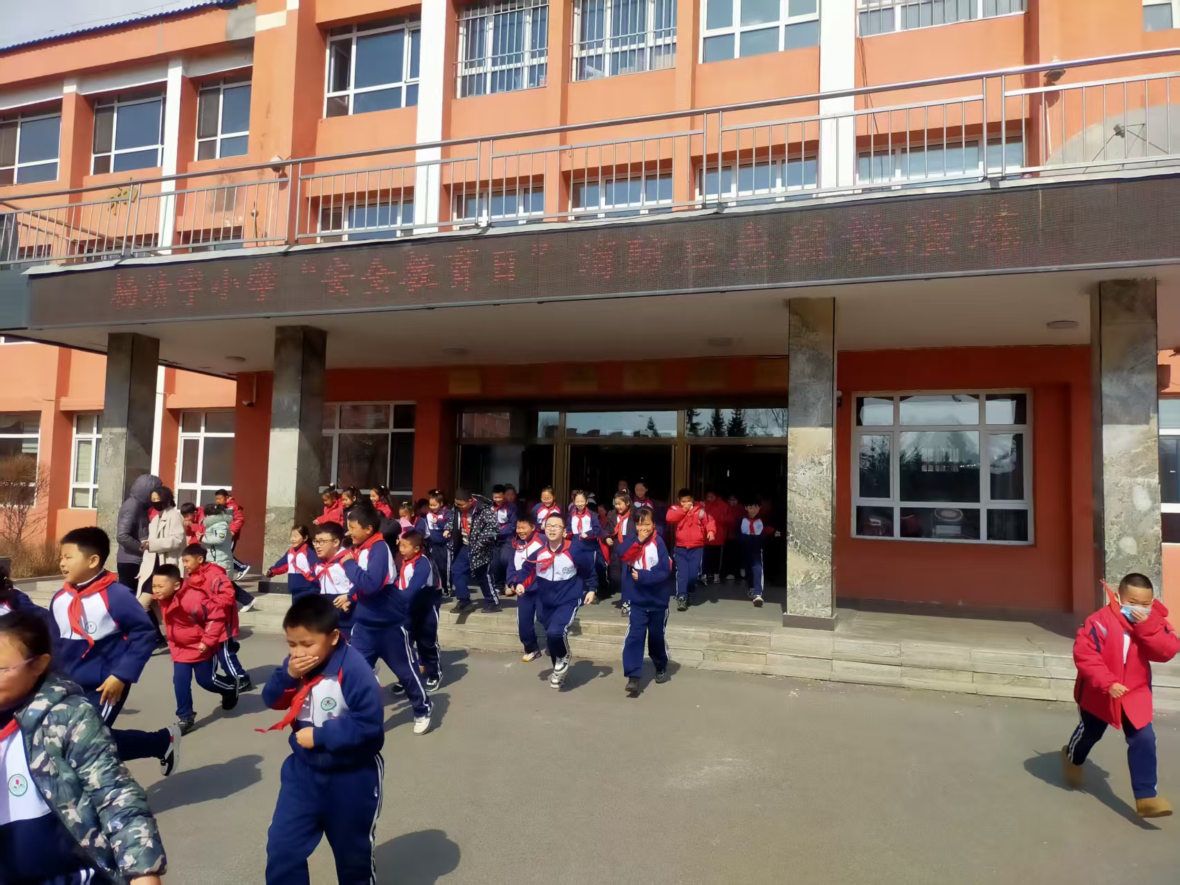 疏散演练撑起“护之伞” 安全教育奏响“春之声”——吉林省白山市靖宇县杨靖宇小学关工委开展消防应急疏散演练活动
