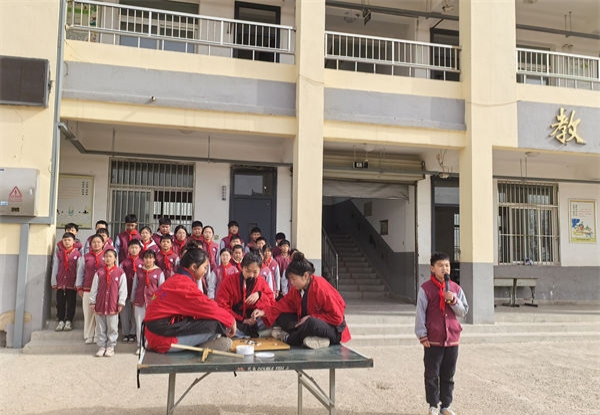 古韵传承，点亮国学之光——江苏省徐州市铜山区汉王镇西沿小学关工委组织学生演绎《学奕》