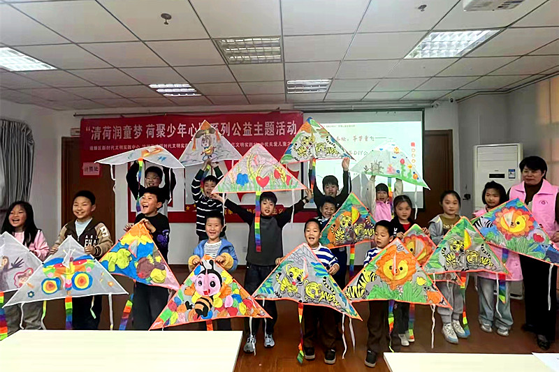 江苏省南京市建邺区清荷北园社区联合开展“荷畔春绘 筝梦童飞”风筝DIY亲子活动