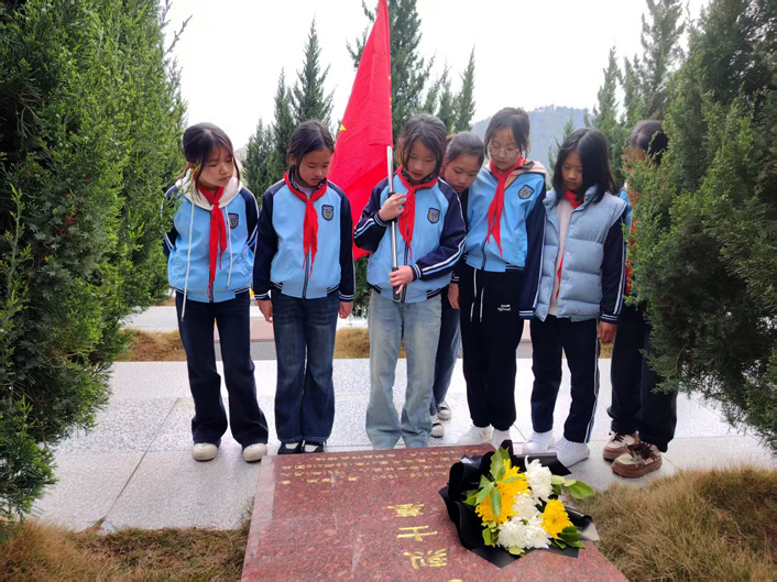 湖南省湘西州吉首市社塘坡学校关工委：清明祭奠先烈  传承红色基因