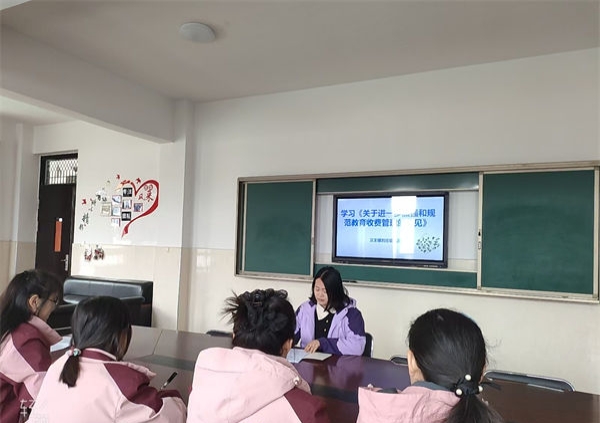 江苏省徐州市铜山区汉王镇刘庄幼儿园关工委组织教师学习《进一步加强和规范教育收费管理的意见》