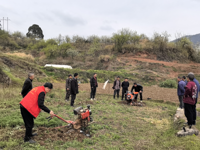 春耕备耕正当时 助农服务到田间——贵州省贵州省贵阳市乌当区水田镇关工委组织科技“二传手” 到田间指导农机技术服务