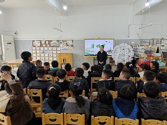 缅怀革命先烈，传承红色基因 ——福泉市第一幼儿园关工委开展清明节主题教育活动