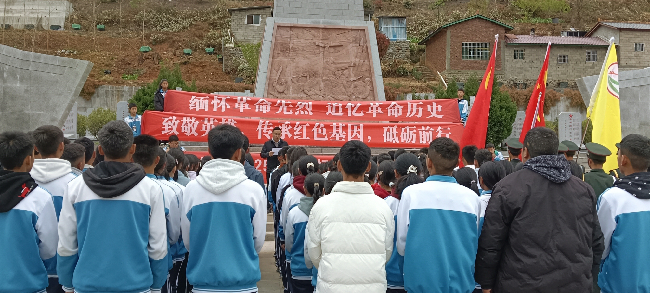 四川省凉山州喜德县关工委开展清明祭扫烈士陵园活动