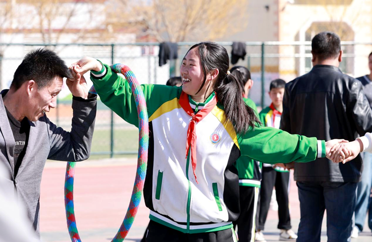 河北省邢台市广宗县实验小学关工委举行“亲子相伴 共促成长”亲子体育活动
