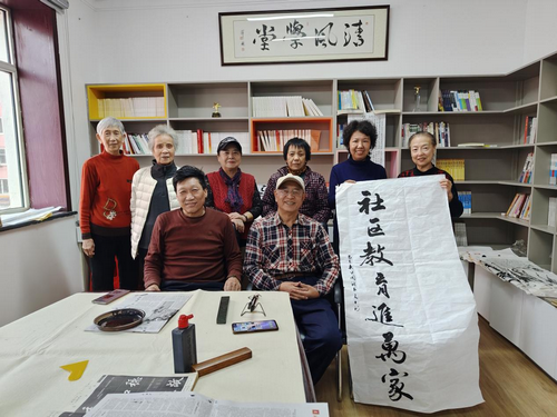 黑龙江省牡丹江市阳明区阳明街道公园社区关工小组开展“社区教育进万家”书法培训活动