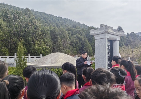 江苏省徐州市铜山区汉王实验小学关工委组织师生到看将山烈士陵园举行清明祭扫活动
